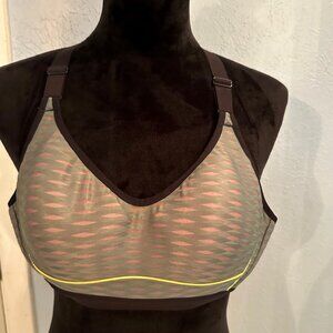 Victoria's Secret Incredible Sports Bra Size 34 B Strappy Underwire Lined